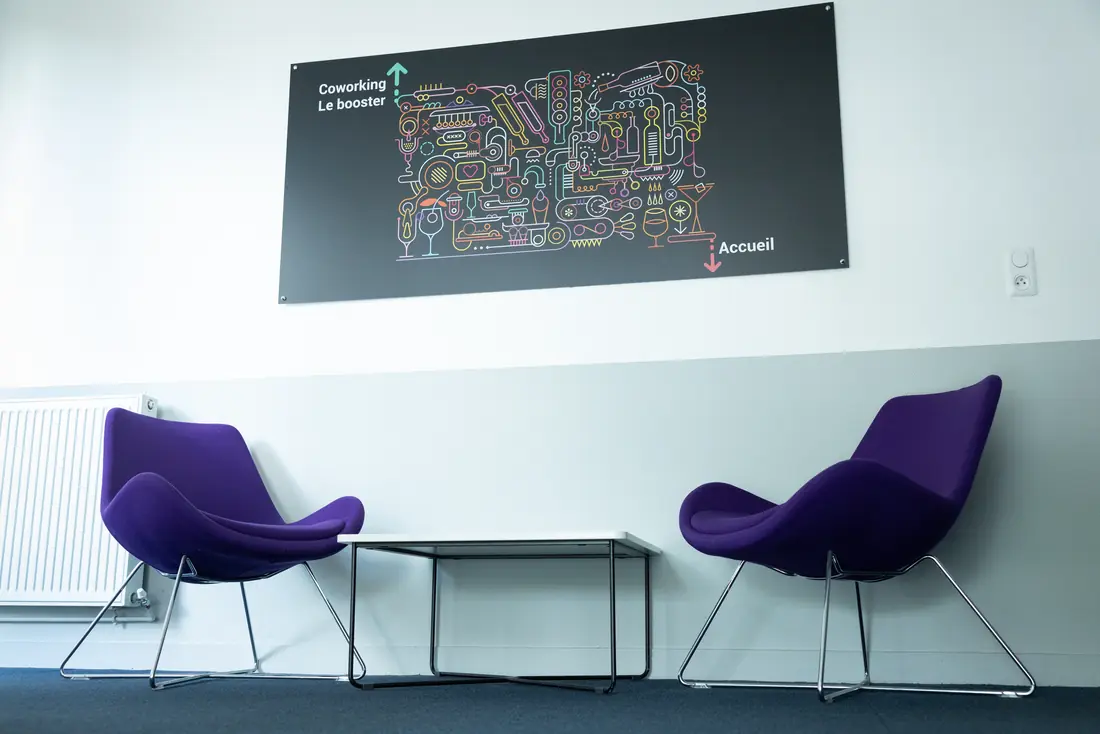 Espace convivial avec fauteuils colorés