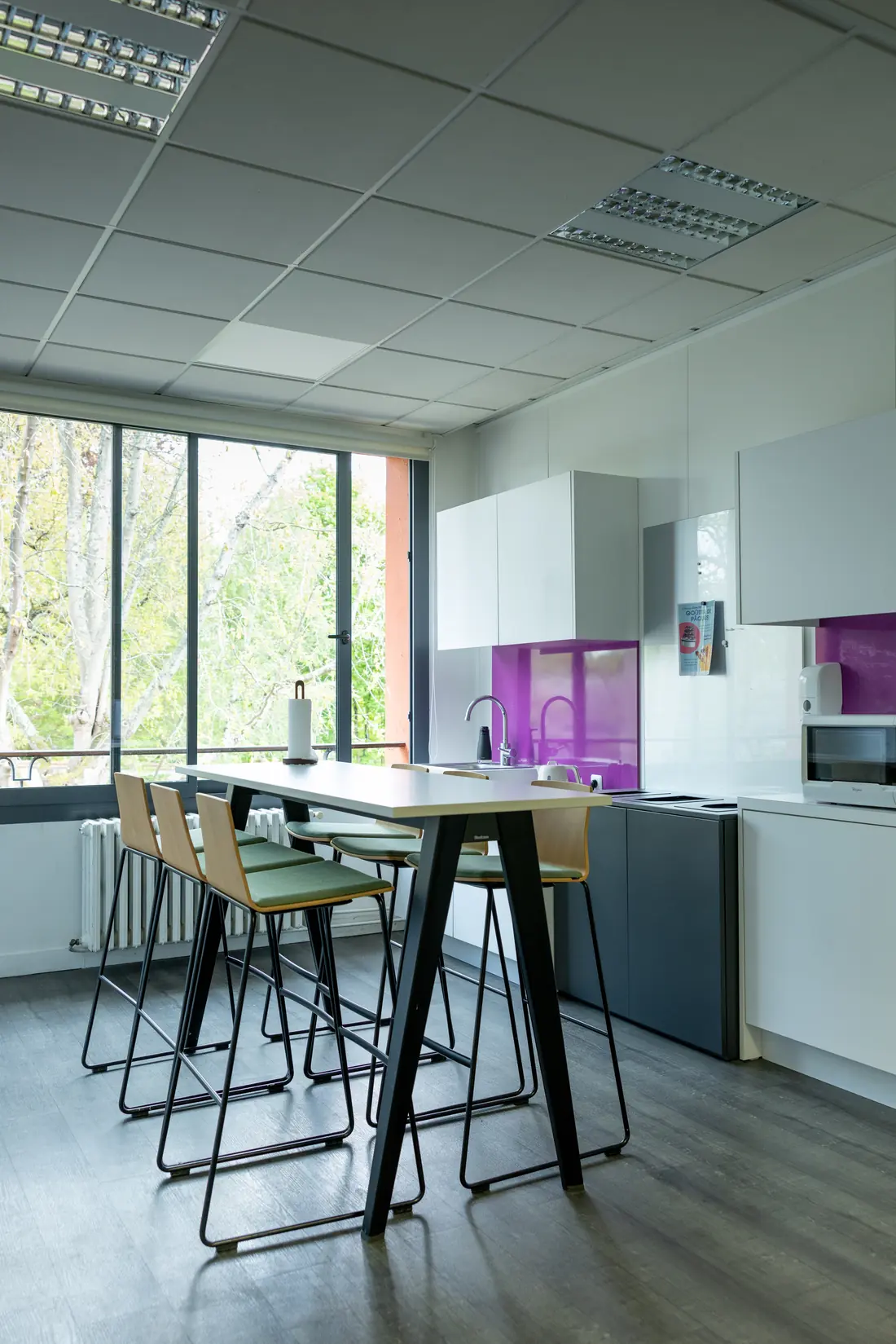 Espace café et mange-debout chez Coalyo
