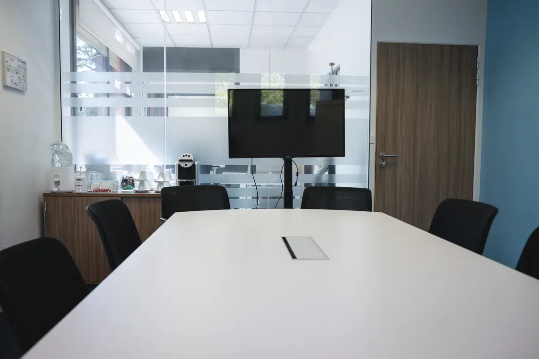 Grande table de réunion chez Coalyo