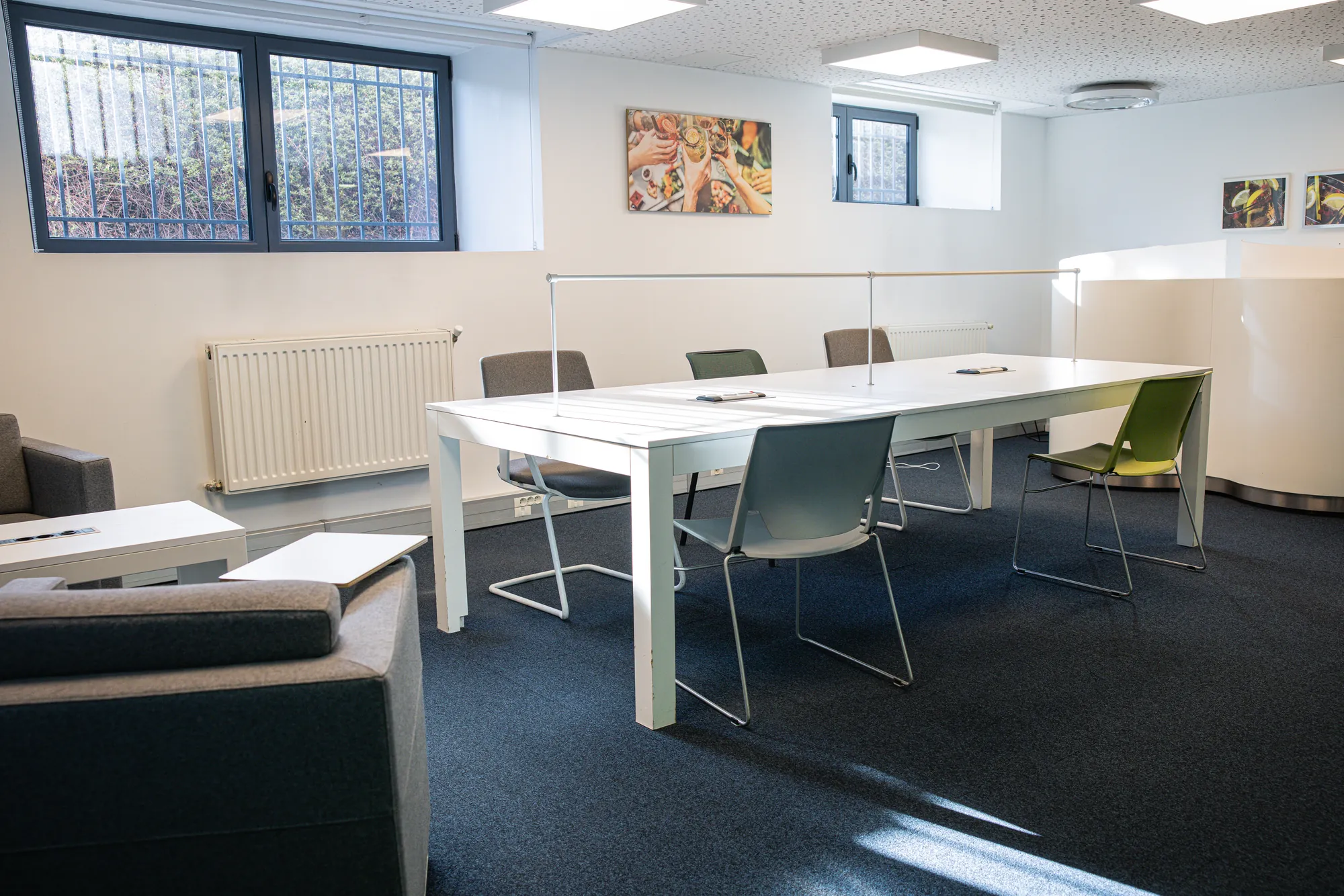 Open-space de coworking au rez-de-jardin chez Coalyo